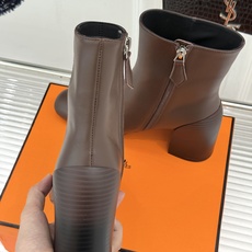 Hermès/爱马仕26WF新品极简 复古粗跟短靴 秋冬出街回头率超高 粗跟撑起强大气场 粗跟稳当不累脚 搭配西装牛仔都 Hermès/爱马仕26WF新品极简 复古粗跟短靴 秋冬出街回头率超高 粗跟撑起强大气场 粗跟稳当不累脚 搭配西装牛仔都