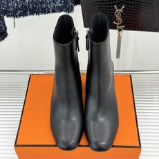 Hermès/爱马仕26WF新品极简 复古粗跟短靴 秋冬出街回头率超高 粗跟撑起强大气场 粗跟稳当不累脚 搭配西装牛仔都 Hermès/爱马仕26WF新品极简 复古粗跟短靴 秋冬出街回头率超高 粗跟撑起强大气场 粗跟稳当不累脚 搭配西装牛仔都