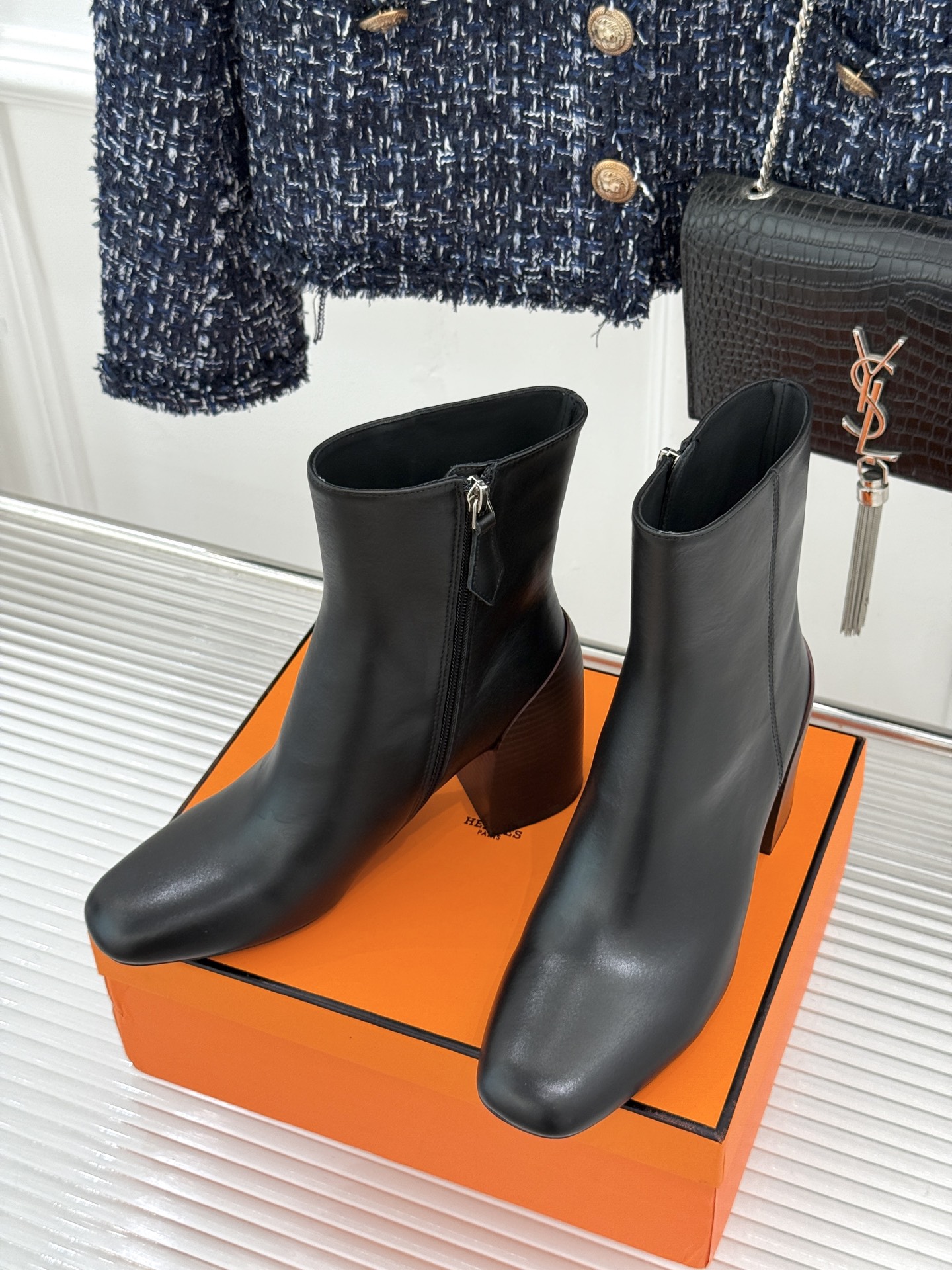 Hermès/爱马仕26WF新品极简 复古粗跟短靴 秋冬出街回头率超高 粗跟撑起强大气场 粗跟稳当不累脚 搭配西装牛仔都 Hermès/爱马仕26WF新品极简 复古粗跟短靴 秋冬出街回头率超高 粗跟撑起强大气场 粗跟稳当不累脚 搭配西装牛仔都