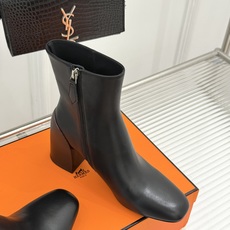 Hermès/爱马仕26WF新品极简 复古粗跟短靴 秋冬出街回头率超高 粗跟撑起强大气场 粗跟稳当不累脚 搭配西装牛仔都 Hermès/爱马仕26WF新品极简 复古粗跟短靴 秋冬出街回头率超高 粗跟撑起强大气场 粗跟稳当不累脚 搭配西装牛仔都