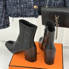 Hermès/爱马仕26WF新品极简 复古粗跟短靴 秋冬出街回头率超高 粗跟撑起强大气场 粗跟稳当不累脚 搭配西装牛仔都 Hermès/爱马仕26WF新品极简 复古粗跟短靴 秋冬出街回头率超高 粗跟撑起强大气场 粗跟稳当不累脚 搭配西装牛仔都