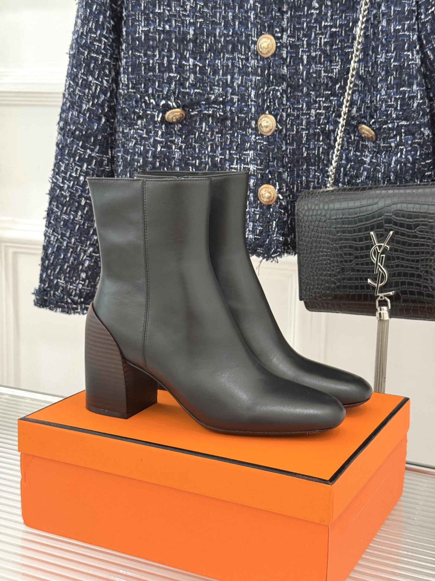 Hermès/爱马仕26WF新品极简 复古粗跟短靴 秋冬出街回头率超高 粗跟撑起强大气场 粗跟稳当不累脚 搭配西装牛仔都