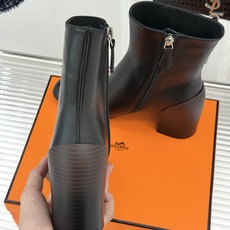 Hermès/爱马仕26WF新品极简 复古粗跟短靴 秋冬出街回头率超高 粗跟撑起强大气场 粗跟稳当不累脚 搭配西装牛仔都 Hermès/爱马仕26WF新品极简 复古粗跟短靴 秋冬出街回头率超高 粗跟撑起强大气场 粗跟稳当不累脚 搭配西装牛仔都
