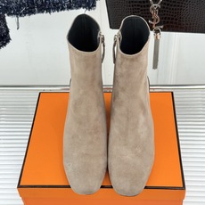 Hermès/爱马仕26WF新品极简 复古粗跟短靴 秋冬出街回头率超高 粗跟撑起强大气场 粗跟稳当不累脚 搭配西装牛仔都 Hermès/爱马仕26WF新品极简 复古粗跟短靴 秋冬出街回头率超高 粗跟撑起强大气场 粗跟稳当不累脚 搭配西装牛仔都