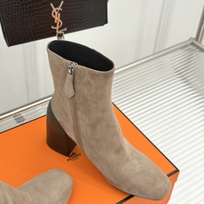 Hermès/爱马仕26WF新品极简 复古粗跟短靴 秋冬出街回头率超高 粗跟撑起强大气场 粗跟稳当不累脚 搭配西装牛仔都 Hermès/爱马仕26WF新品极简 复古粗跟短靴 秋冬出街回头率超高 粗跟撑起强大气场 粗跟稳当不累脚 搭配西装牛仔都