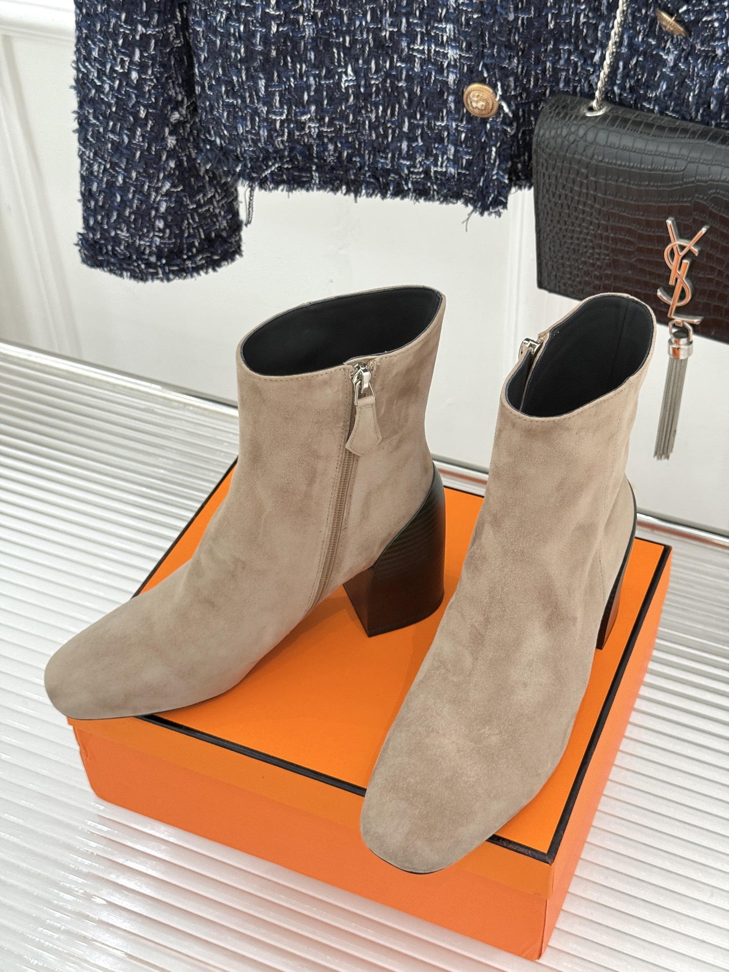 Hermès/爱马仕26WF新品极简 复古粗跟短靴 秋冬出街回头率超高 粗跟撑起强大气场 粗跟稳当不累脚 搭配西装牛仔都 Hermès/爱马仕26WF新品极简 复古粗跟短靴 秋冬出街回头率超高 粗跟撑起强大气场 粗跟稳当不累脚 搭配西装牛仔都