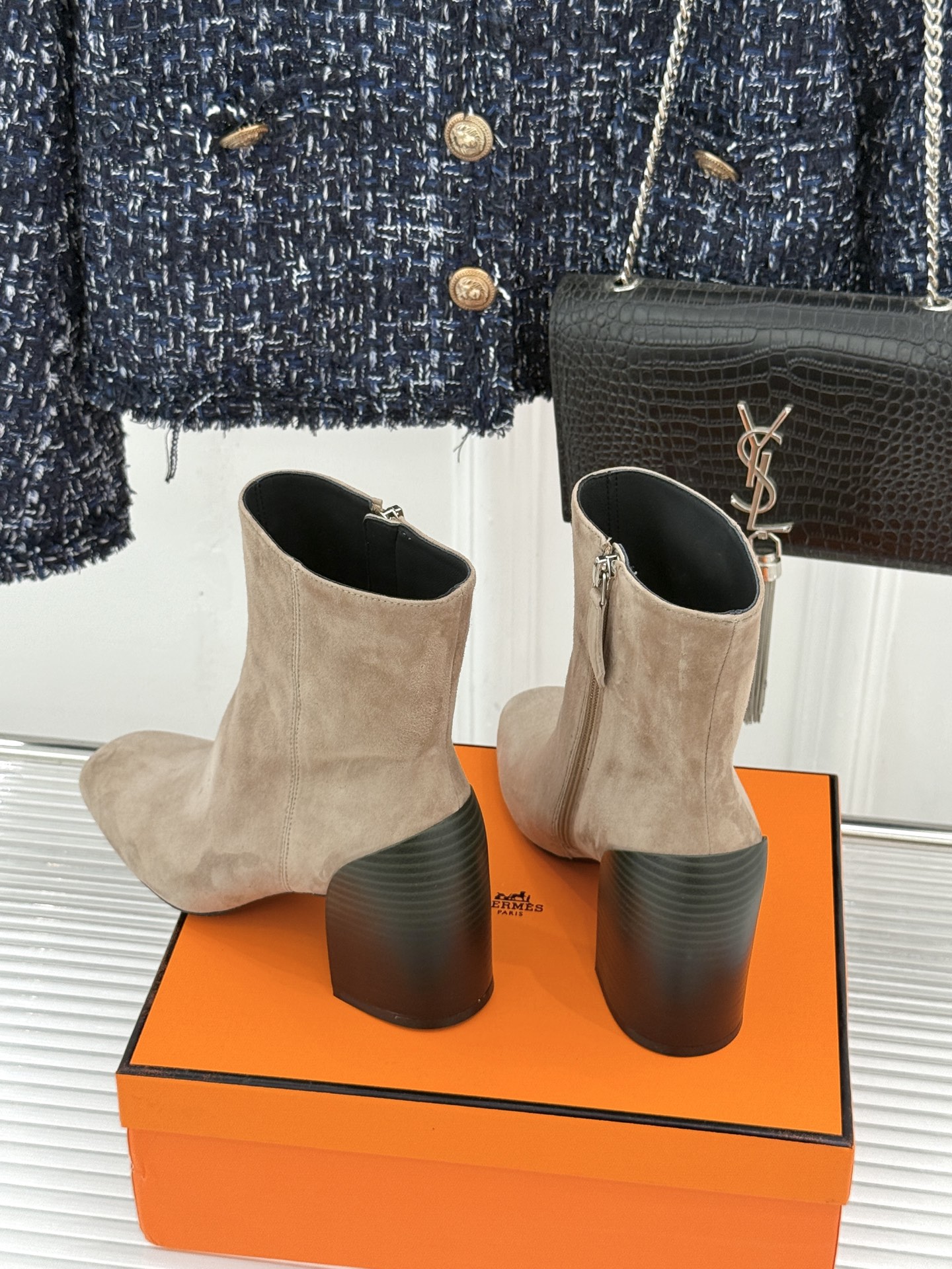 Hermès/爱马仕26WF新品极简 复古粗跟短靴 秋冬出街回头率超高 粗跟撑起强大气场 粗跟稳当不累脚 搭配西装牛仔都 Hermès/爱马仕26WF新品极简 复古粗跟短靴 秋冬出街回头率超高 粗跟撑起强大气场 粗跟稳当不累脚 搭配西装牛仔都