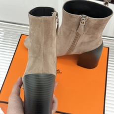 Hermès/爱马仕26WF新品极简 复古粗跟短靴 秋冬出街回头率超高 粗跟撑起强大气场 粗跟稳当不累脚 搭配西装牛仔都 Hermès/爱马仕26WF新品极简 复古粗跟短靴 秋冬出街回头率超高 粗跟撑起强大气场 粗跟稳当不累脚 搭配西装牛仔都