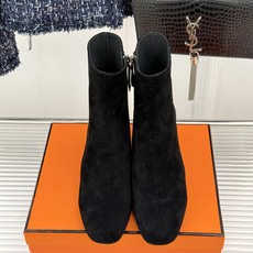 Hermès/爱马仕26WF新品极简 复古粗跟短靴 秋冬出街回头率超高 粗跟撑起强大气场 粗跟稳当不累脚 搭配西装牛仔都 Hermès/爱马仕26WF新品极简 复古粗跟短靴 秋冬出街回头率超高 粗跟撑起强大气场 粗跟稳当不累脚 搭配西装牛仔都