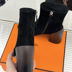 Hermès/爱马仕26WF新品极简 复古粗跟短靴 秋冬出街回头率超高 粗跟撑起强大气场 粗跟稳当不累脚 搭配西装牛仔都 Hermès/爱马仕26WF新品极简 复古粗跟短靴 秋冬出街回头率超高 粗跟撑起强大气场 粗跟稳当不累脚 搭配西装牛仔都