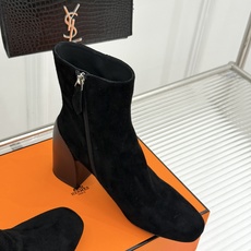 Hermès/爱马仕26WF新品极简 复古粗跟短靴 秋冬出街回头率超高 粗跟撑起强大气场 粗跟稳当不累脚 搭配西装牛仔都 Hermès/爱马仕26WF新品极简 复古粗跟短靴 秋冬出街回头率超高 粗跟撑起强大气场 粗跟稳当不累脚 搭配西装牛仔都