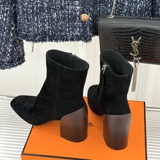 Hermès/爱马仕26WF新品极简 复古粗跟短靴 秋冬出街回头率超高 粗跟撑起强大气场 粗跟稳当不累脚 搭配西装牛仔都 Hermès/爱马仕26WF新品极简 复古粗跟短靴 秋冬出街回头率超高 粗跟撑起强大气场 粗跟稳当不累脚 搭配西装牛仔都