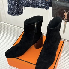 Hermès/爱马仕26WF新品极简 复古粗跟短靴 秋冬出街回头率超高 粗跟撑起强大气场 粗跟稳当不累脚 搭配西装牛仔都 Hermès/爱马仕26WF新品极简 复古粗跟短靴 秋冬出街回头率超高 粗跟撑起强大气场 粗跟稳当不累脚 搭配西装牛仔都