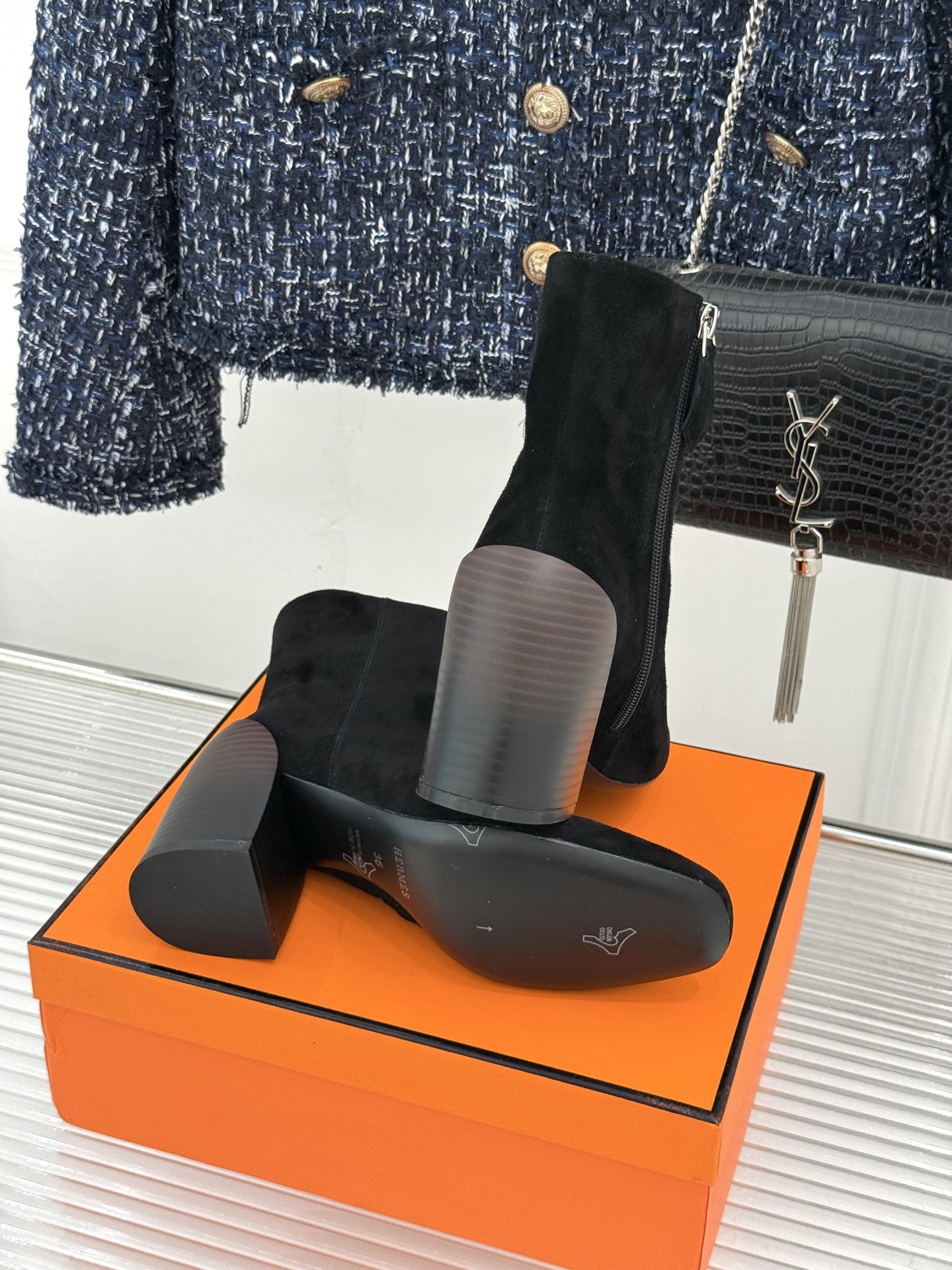 Hermès/爱马仕26WF新品极简 复古粗跟短靴 秋冬出街回头率超高 粗跟撑起强大气场 粗跟稳当不累脚 搭配西装牛仔都 Hermès/爱马仕26WF新品极简 复古粗跟短靴 秋冬出街回头率超高 粗跟撑起强大气场 粗跟稳当不累脚 搭配西装牛仔都