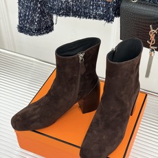 Hermès/爱马仕26WF新品极简 复古粗跟短靴 秋冬出街回头率超高 粗跟撑起强大气场 粗跟稳当不累脚 搭配西装牛仔都 Hermès/爱马仕26WF新品极简 复古粗跟短靴 秋冬出街回头率超高 粗跟撑起强大气场 粗跟稳当不累脚 搭配西装牛仔都