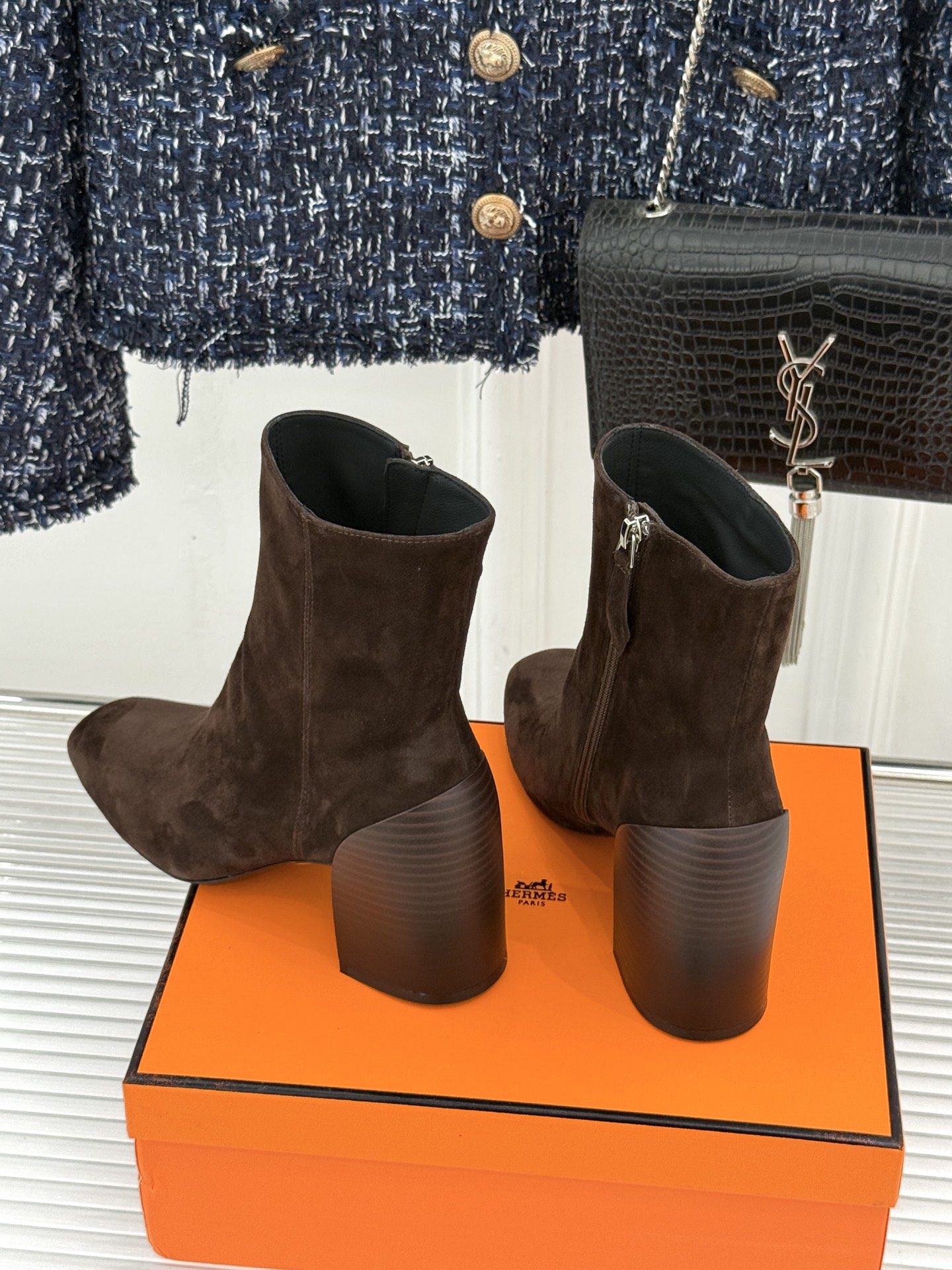 Hermès/爱马仕26WF新品极简 复古粗跟短靴 秋冬出街回头率超高 粗跟撑起强大气场 粗跟稳当不累脚 搭配西装牛仔都 Hermès/爱马仕26WF新品极简 复古粗跟短靴 秋冬出街回头率超高 粗跟撑起强大气场 粗跟稳当不累脚 搭配西装牛仔都