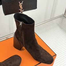 Hermès/爱马仕26WF新品极简 复古粗跟短靴 秋冬出街回头率超高 粗跟撑起强大气场 粗跟稳当不累脚 搭配西装牛仔都 Hermès/爱马仕26WF新品极简 复古粗跟短靴 秋冬出街回头率超高 粗跟撑起强大气场 粗跟稳当不累脚 搭配西装牛仔都
