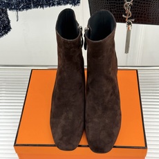 Hermès/爱马仕26WF新品极简 复古粗跟短靴 秋冬出街回头率超高 粗跟撑起强大气场 粗跟稳当不累脚 搭配西装牛仔都 Hermès/爱马仕26WF新品极简 复古粗跟短靴 秋冬出街回头率超高 粗跟撑起强大气场 粗跟稳当不累脚 搭配西装牛仔都