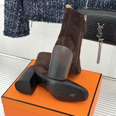 Hermès/爱马仕26WF新品极简 复古粗跟短靴 秋冬出街回头率超高 粗跟撑起强大气场 粗跟稳当不累脚 搭配西装牛仔都 Hermès/爱马仕26WF新品极简 复古粗跟短靴 秋冬出街回头率超高 粗跟撑起强大气场 粗跟稳当不累脚 搭配西装牛仔都