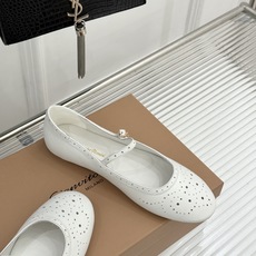 Gianvito Rossi 26WF新品 一字扣雕花芭蕾玛丽珍鞋 雕花鞋面晕开复古柔光 一字扣勾勒脚背线条 芭蕾鞋型自 Gianvito Rossi 26WF新品 一字扣雕花芭蕾玛丽珍鞋 雕花鞋面晕开复古柔光 一字扣勾勒脚背线条 芭蕾鞋型自