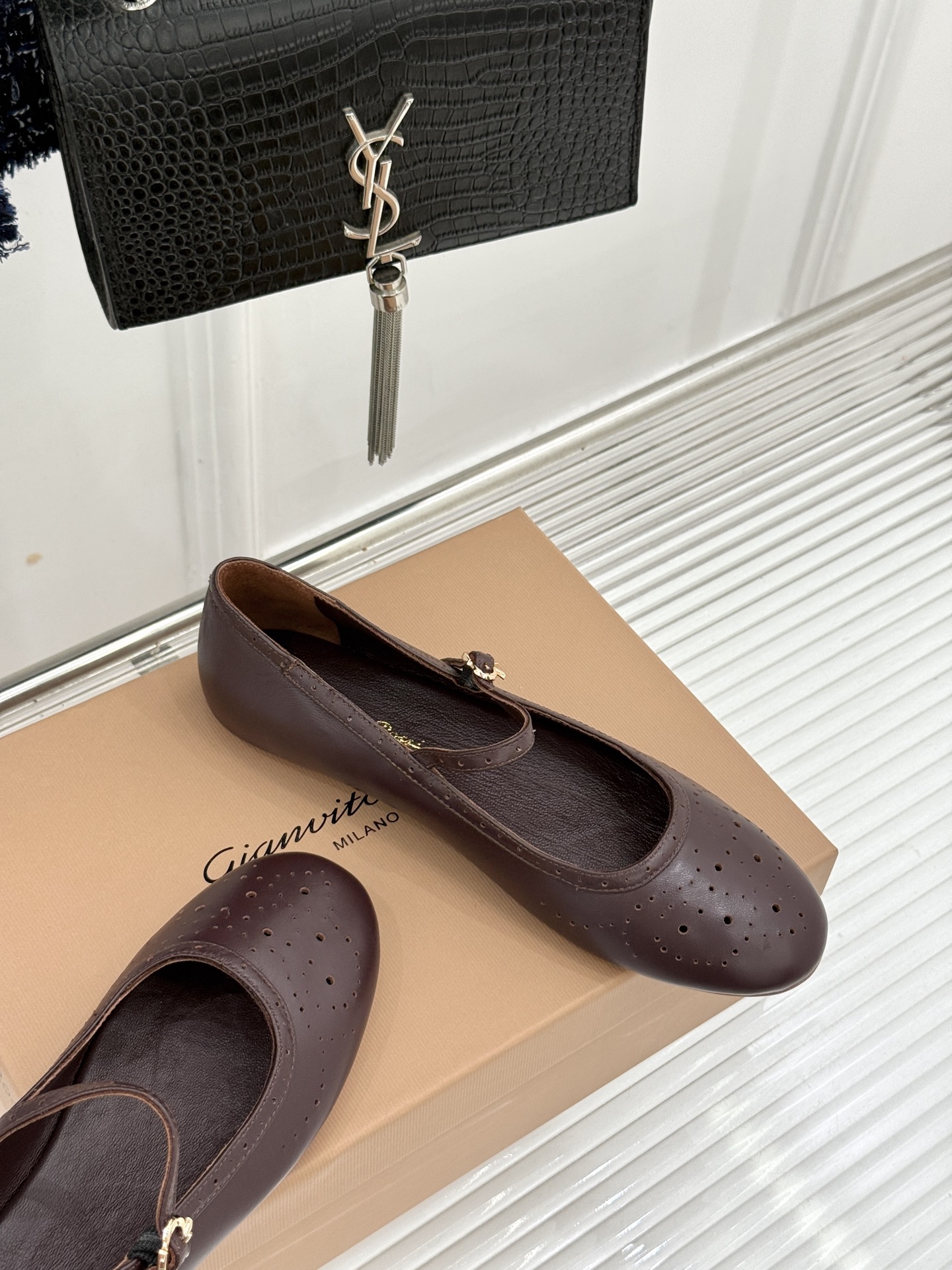 Gianvito Rossi 26WF新品 一字扣雕花芭蕾玛丽珍鞋 雕花鞋面晕开复古柔光 一字扣勾勒脚背线条 芭蕾鞋型自 Gianvito Rossi 26WF新品 一字扣雕花芭蕾玛丽珍鞋 雕花鞋面晕开复古柔光 一字扣勾勒脚背线条 芭蕾鞋型自