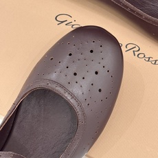 Gianvito Rossi 26WF新品 一字扣雕花芭蕾玛丽珍鞋 雕花鞋面晕开复古柔光 一字扣勾勒脚背线条 芭蕾鞋型自 Gianvito Rossi 26WF新品 一字扣雕花芭蕾玛丽珍鞋 雕花鞋面晕开复古柔光 一字扣勾勒脚背线条 芭蕾鞋型自
