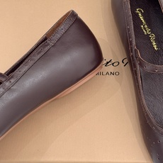 Gianvito Rossi 26WF新品 一字扣雕花芭蕾玛丽珍鞋 雕花鞋面晕开复古柔光 一字扣勾勒脚背线条 芭蕾鞋型自 Gianvito Rossi 26WF新品 一字扣雕花芭蕾玛丽珍鞋 雕花鞋面晕开复古柔光 一字扣勾勒脚背线条 芭蕾鞋型自