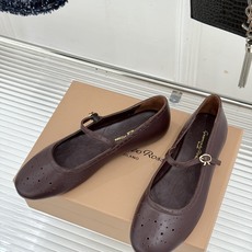 Gianvito Rossi 26WF新品 一字扣雕花芭蕾玛丽珍鞋 雕花鞋面晕开复古柔光 一字扣勾勒脚背线条 芭蕾鞋型自 Gianvito Rossi 26WF新品 一字扣雕花芭蕾玛丽珍鞋 雕花鞋面晕开复古柔光 一字扣勾勒脚背线条 芭蕾鞋型自