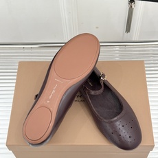 Gianvito Rossi 26WF新品 一字扣雕花芭蕾玛丽珍鞋 雕花鞋面晕开复古柔光 一字扣勾勒脚背线条 芭蕾鞋型自 Gianvito Rossi 26WF新品 一字扣雕花芭蕾玛丽珍鞋 雕花鞋面晕开复古柔光 一字扣勾勒脚背线条 芭蕾鞋型自