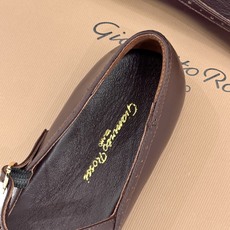 Gianvito Rossi 26WF新品 一字扣雕花芭蕾玛丽珍鞋 雕花鞋面晕开复古柔光 一字扣勾勒脚背线条 芭蕾鞋型自 Gianvito Rossi 26WF新品 一字扣雕花芭蕾玛丽珍鞋 雕花鞋面晕开复古柔光 一字扣勾勒脚背线条 芭蕾鞋型自