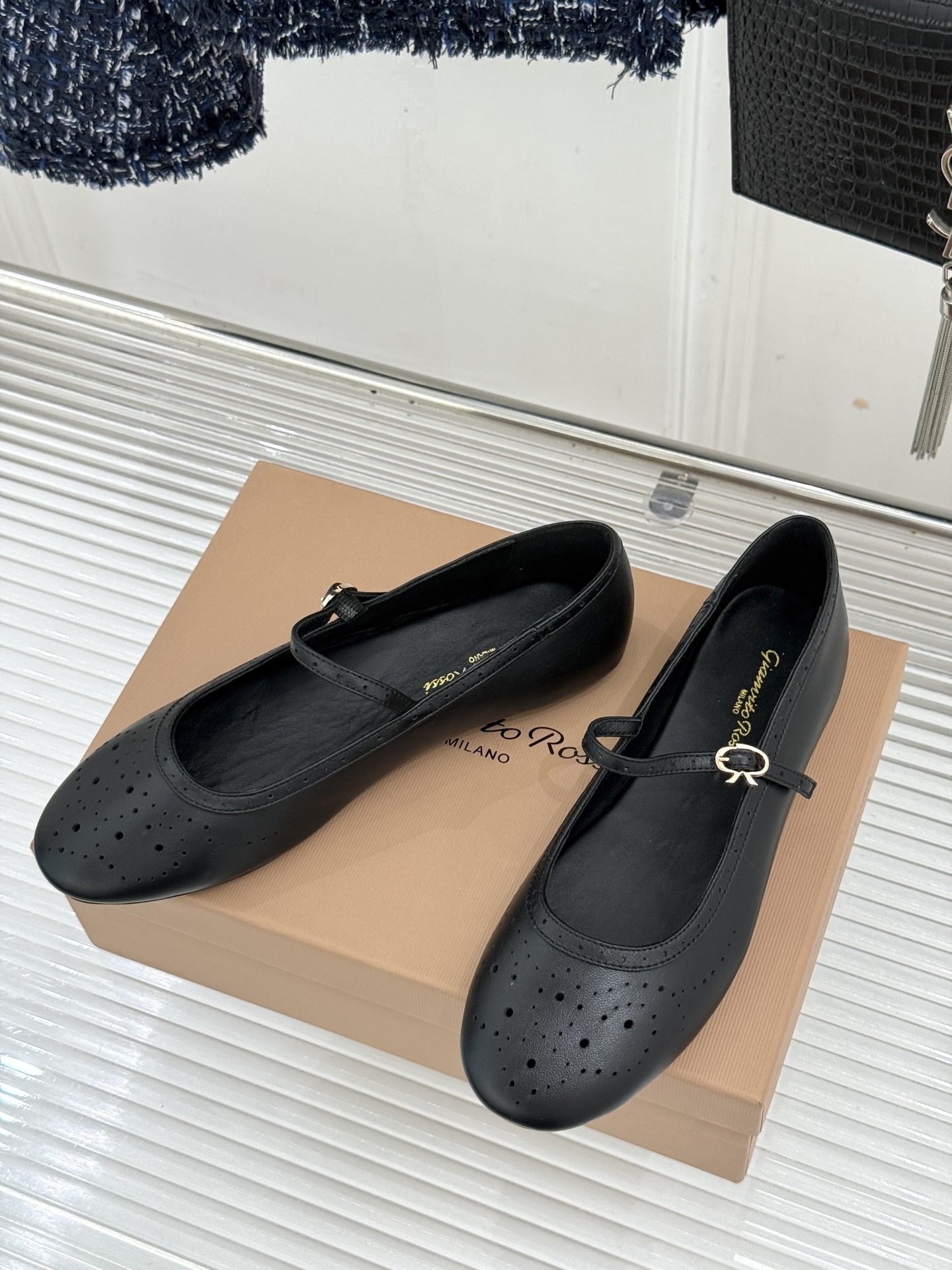 Gianvito Rossi 26WF新品 一字扣雕花芭蕾玛丽珍鞋 雕花鞋面晕开复古柔光 一字扣勾勒脚背线条 芭蕾鞋型自
