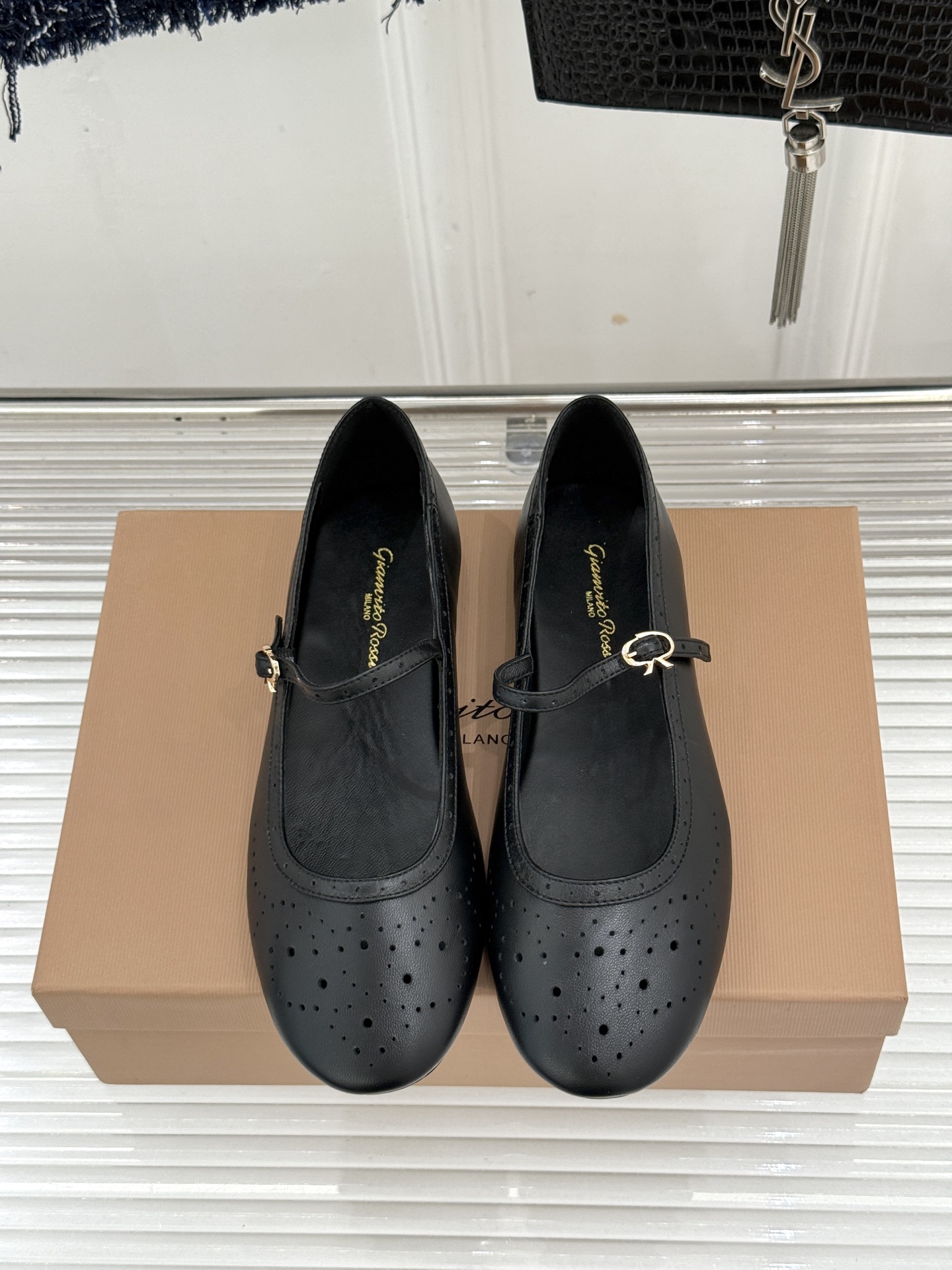 Gianvito Rossi 26WF新品 一字扣雕花芭蕾玛丽珍鞋 雕花鞋面晕开复古柔光 一字扣勾勒脚背线条 芭蕾鞋型自