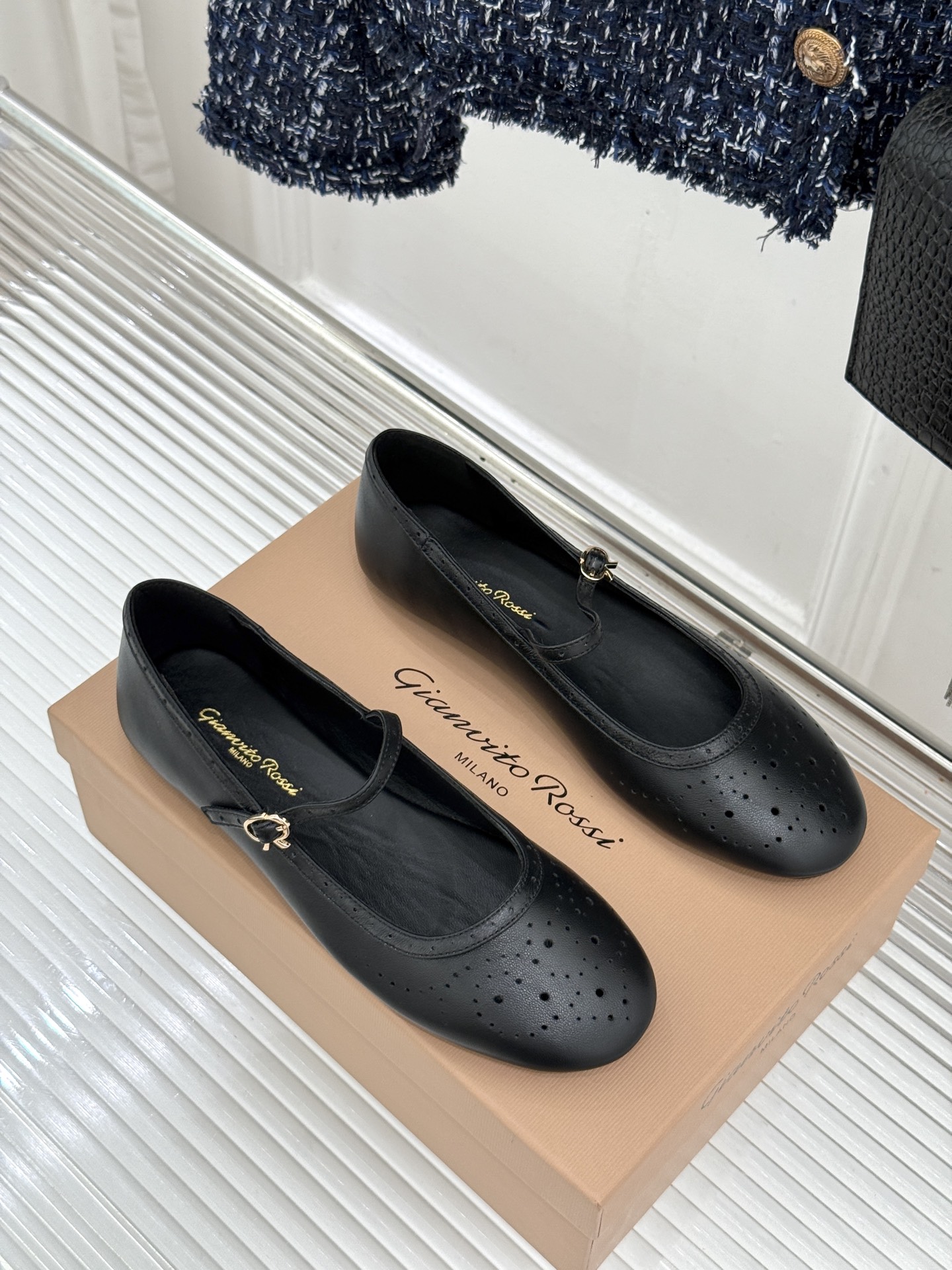 Gianvito Rossi 26WF新品 一字扣雕花芭蕾玛丽珍鞋 雕花鞋面晕开复古柔光 一字扣勾勒脚背线条 芭蕾鞋型自