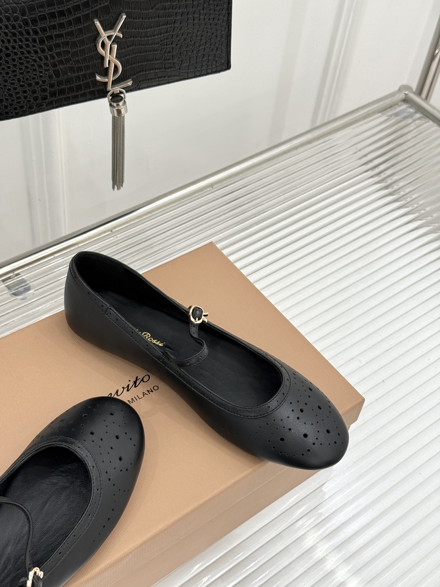 Gianvito Rossi 26WF新品 一字扣雕花芭蕾玛丽珍鞋 雕花鞋面晕开复古柔光 一字扣勾勒脚背线条 芭蕾鞋型自