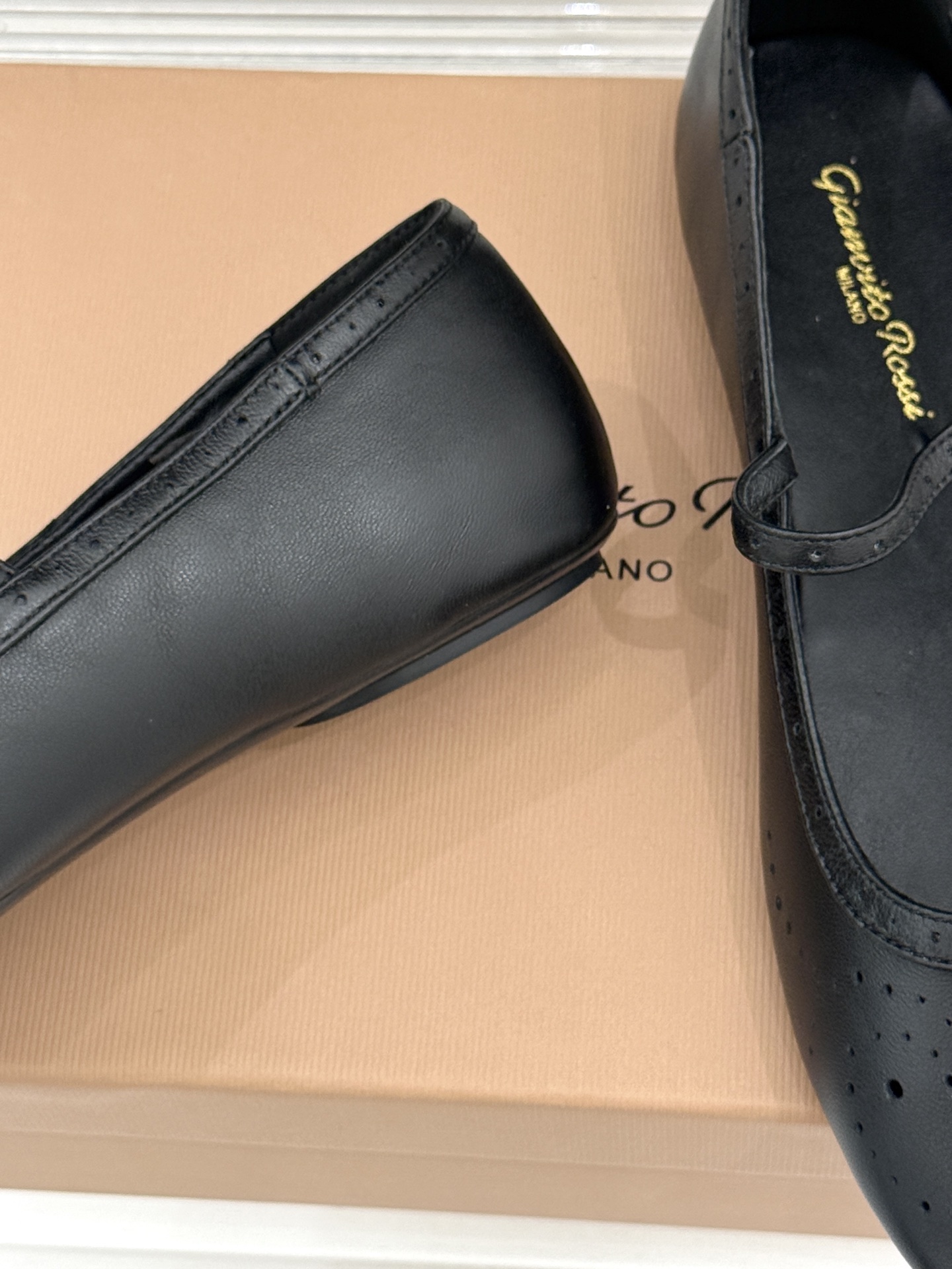 Gianvito Rossi 26WF新品 一字扣雕花芭蕾玛丽珍鞋 雕花鞋面晕开复古柔光 一字扣勾勒脚背线条 芭蕾鞋型自