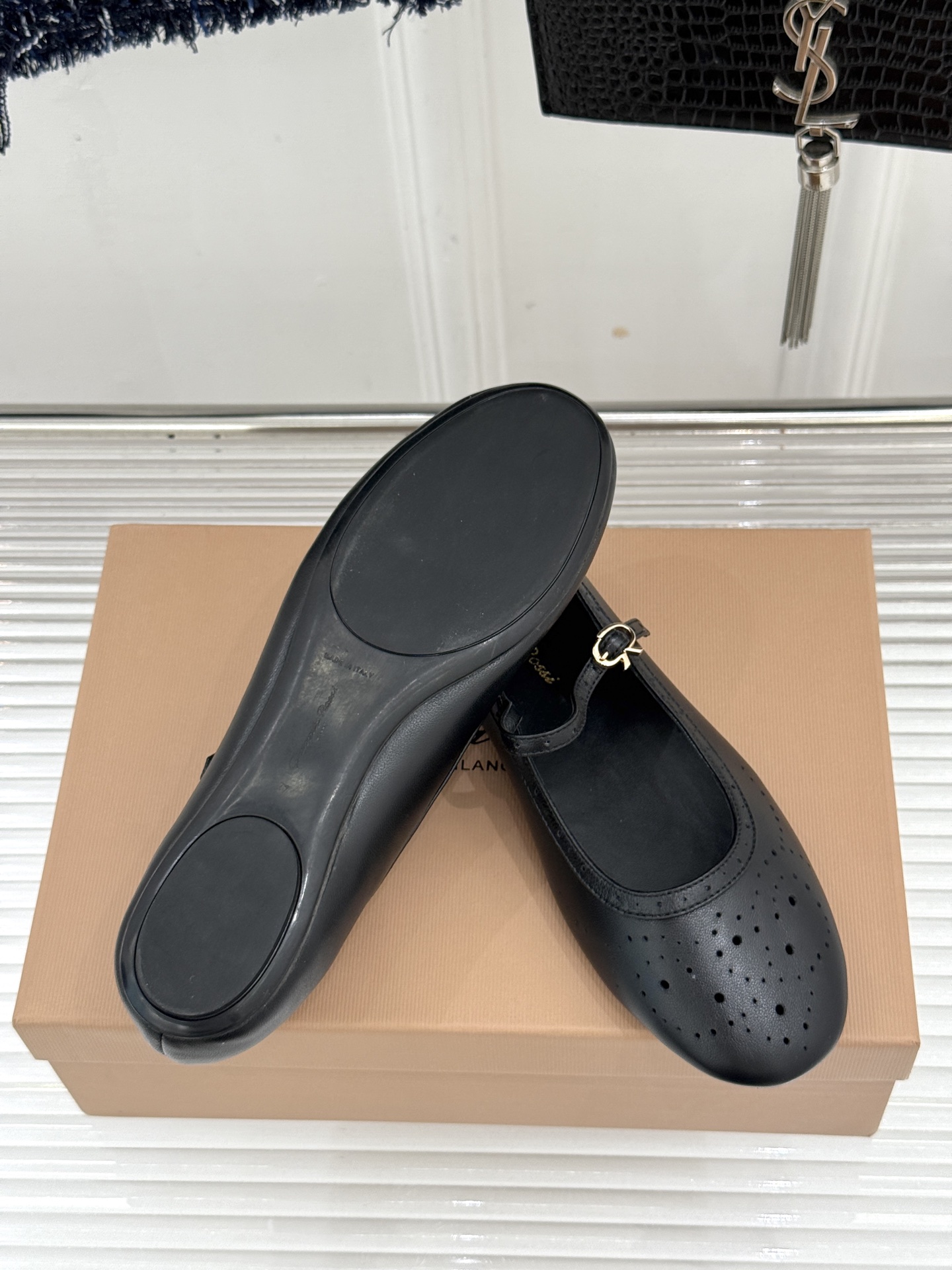 Gianvito Rossi 26WF新品 一字扣雕花芭蕾玛丽珍鞋 雕花鞋面晕开复古柔光 一字扣勾勒脚背线条 芭蕾鞋型自