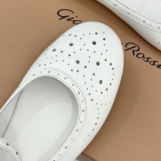 Gianvito Rossi 26WF新品 一字扣雕花芭蕾玛丽珍鞋 雕花鞋面晕开复古柔光 一字扣勾勒脚背线条 芭蕾鞋型自 Gianvito Rossi 26WF新品 一字扣雕花芭蕾玛丽珍鞋 雕花鞋面晕开复古柔光 一字扣勾勒脚背线条 芭蕾鞋型自