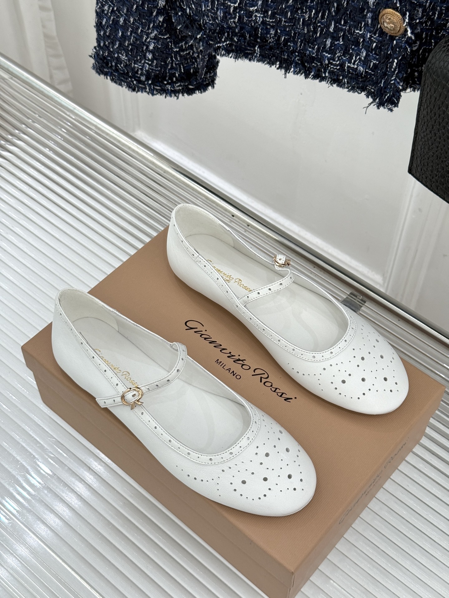 Gianvito Rossi 26WF新品 一字扣雕花芭蕾玛丽珍鞋 雕花鞋面晕开复古柔光 一字扣勾勒脚背线条 芭蕾鞋型自 Gianvito Rossi 26WF新品 一字扣雕花芭蕾玛丽珍鞋 雕花鞋面晕开复古柔光 一字扣勾勒脚背线条 芭蕾鞋型自