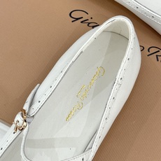 Gianvito Rossi 26WF新品 一字扣雕花芭蕾玛丽珍鞋 雕花鞋面晕开复古柔光 一字扣勾勒脚背线条 芭蕾鞋型自 Gianvito Rossi 26WF新品 一字扣雕花芭蕾玛丽珍鞋 雕花鞋面晕开复古柔光 一字扣勾勒脚背线条 芭蕾鞋型自