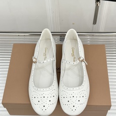 Gianvito Rossi 26WF新品 一字扣雕花芭蕾玛丽珍鞋 雕花鞋面晕开复古柔光 一字扣勾勒脚背线条 芭蕾鞋型自 Gianvito Rossi 26WF新品 一字扣雕花芭蕾玛丽珍鞋 雕花鞋面晕开复古柔光 一字扣勾勒脚背线条 芭蕾鞋型自