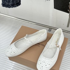 Gianvito Rossi 26WF新品 一字扣雕花芭蕾玛丽珍鞋 雕花鞋面晕开复古柔光 一字扣勾勒脚背线条 芭蕾鞋型自 Gianvito Rossi 26WF新品 一字扣雕花芭蕾玛丽珍鞋 雕花鞋面晕开复古柔光 一字扣勾勒脚背线条 芭蕾鞋型自