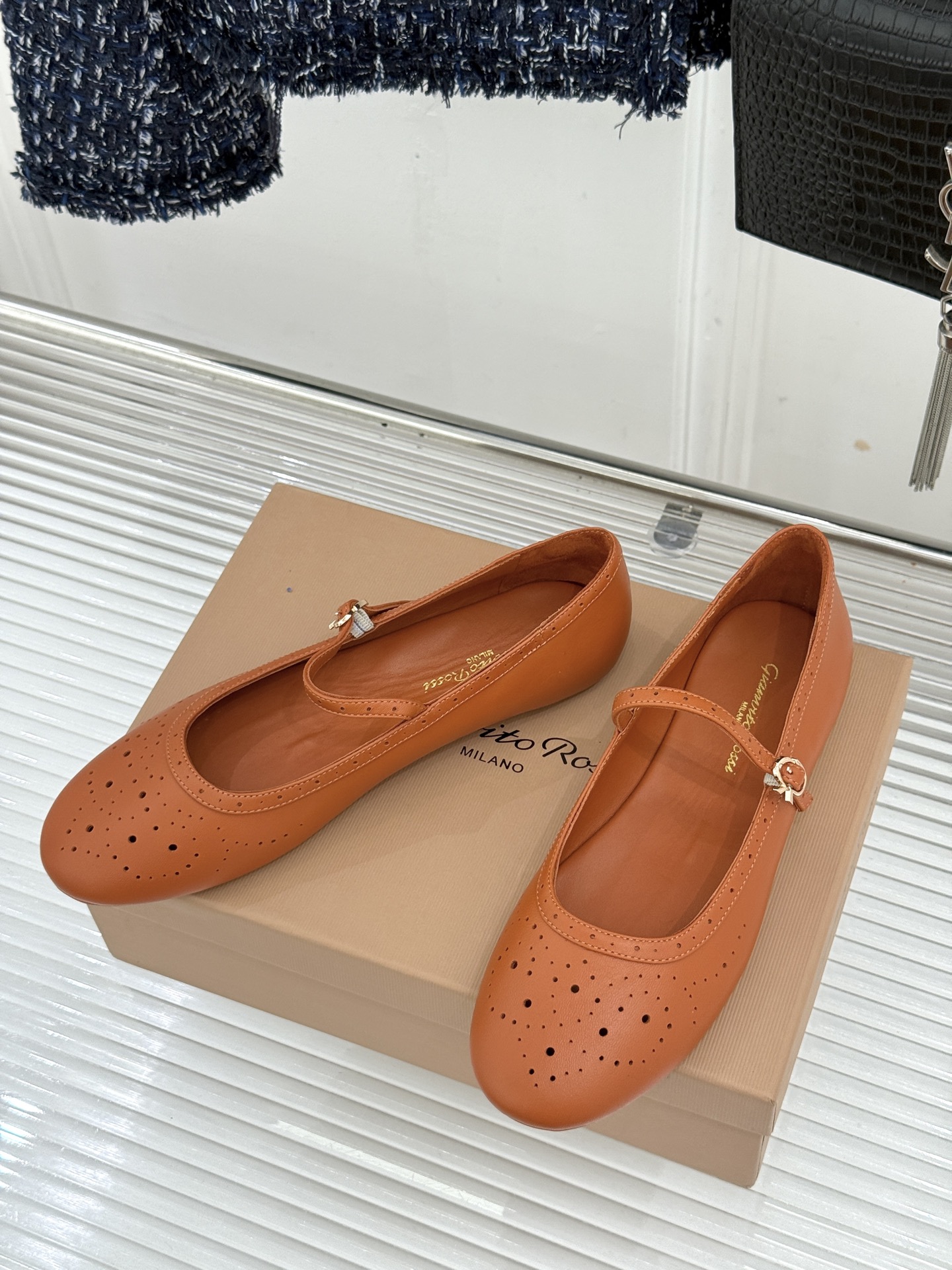 Gianvito Rossi 26WF新品 一字扣雕花芭蕾玛丽珍鞋 雕花鞋面晕开复古柔光 一字扣勾勒脚背线条 芭蕾鞋型自 Gianvito Rossi 26WF新品 一字扣雕花芭蕾玛丽珍鞋 雕花鞋面晕开复古柔光 一字扣勾勒脚背线条 芭蕾鞋型自