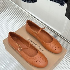Gianvito Rossi 26WF新品 一字扣雕花芭蕾玛丽珍鞋 雕花鞋面晕开复古柔光 一字扣勾勒脚背线条 芭蕾鞋型自 Gianvito Rossi 26WF新品 一字扣雕花芭蕾玛丽珍鞋 雕花鞋面晕开复古柔光 一字扣勾勒脚背线条 芭蕾鞋型自