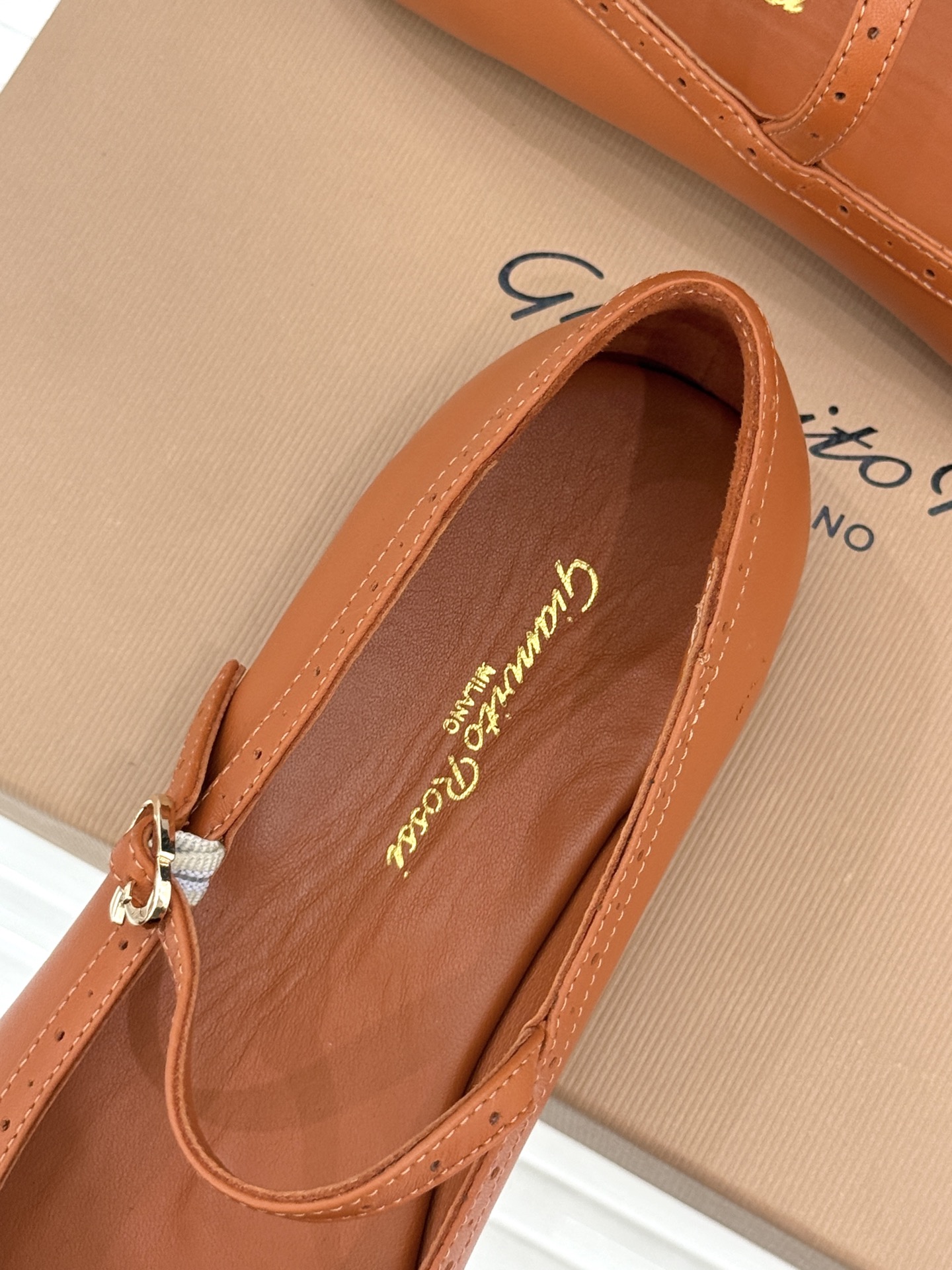 Gianvito Rossi 26WF新品 一字扣雕花芭蕾玛丽珍鞋 雕花鞋面晕开复古柔光 一字扣勾勒脚背线条 芭蕾鞋型自 Gianvito Rossi 26WF新品 一字扣雕花芭蕾玛丽珍鞋 雕花鞋面晕开复古柔光 一字扣勾勒脚背线条 芭蕾鞋型自