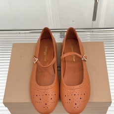 Gianvito Rossi 26WF新品 一字扣雕花芭蕾玛丽珍鞋 雕花鞋面晕开复古柔光 一字扣勾勒脚背线条 芭蕾鞋型自 Gianvito Rossi 26WF新品 一字扣雕花芭蕾玛丽珍鞋 雕花鞋面晕开复古柔光 一字扣勾勒脚背线条 芭蕾鞋型自
