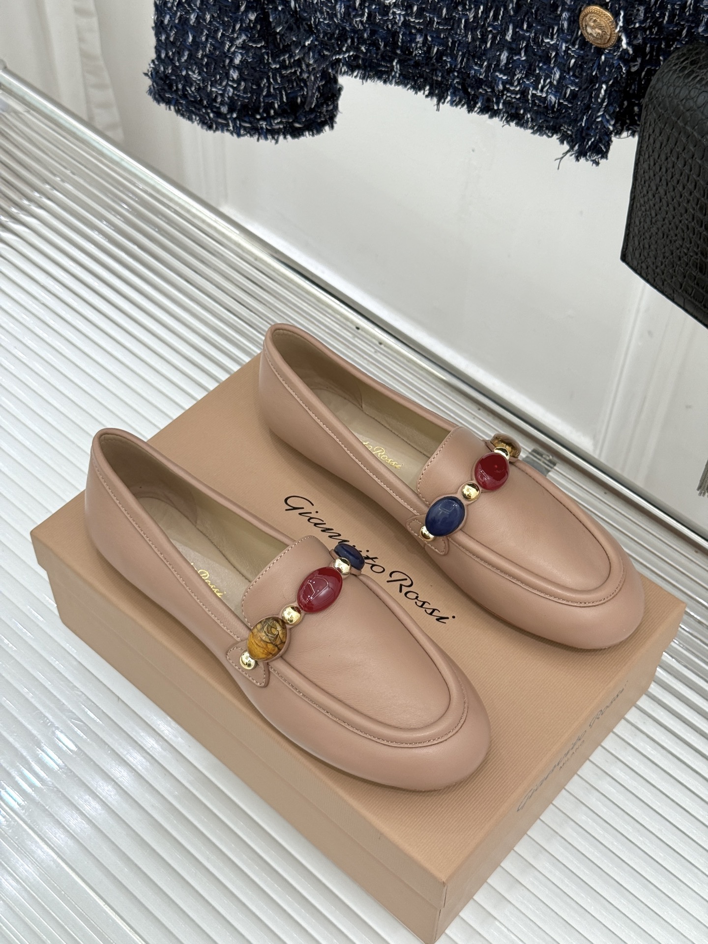 Gianvito Rossi 26WF新品 手工彩珠平底乐福鞋 手工彩珠缀出细碎柔光 麂皮鞋面自带柔雾肌理 平底软弹久走 Gianvito Rossi 26WF新品 手工彩珠平底乐福鞋 手工彩珠缀出细碎柔光 麂皮鞋面自带柔雾肌理 平底软弹久走