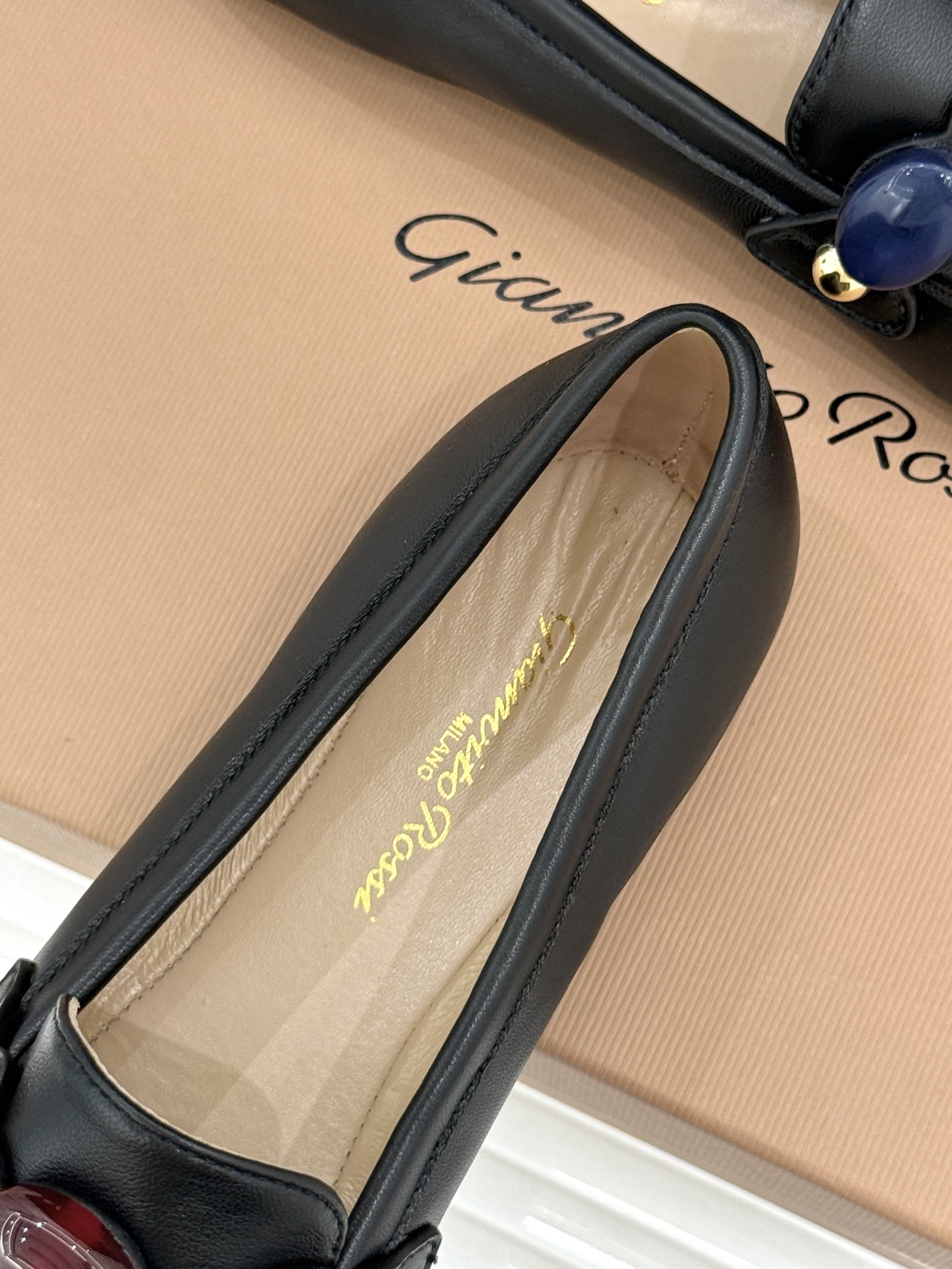 Gianvito Rossi 26WF新品 手工彩珠平底乐福鞋 手工彩珠缀出细碎柔光 麂皮鞋面自带柔雾肌理 平底软弹久走