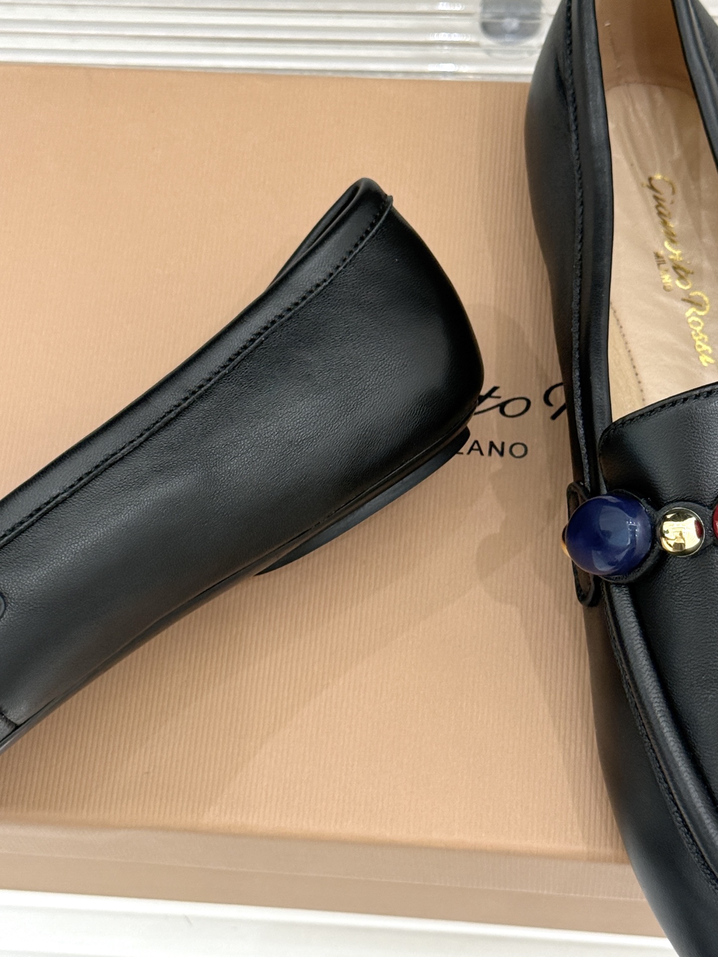 Gianvito Rossi 26WF新品 手工彩珠平底乐福鞋 手工彩珠缀出细碎柔光 麂皮鞋面自带柔雾肌理 平底软弹久走