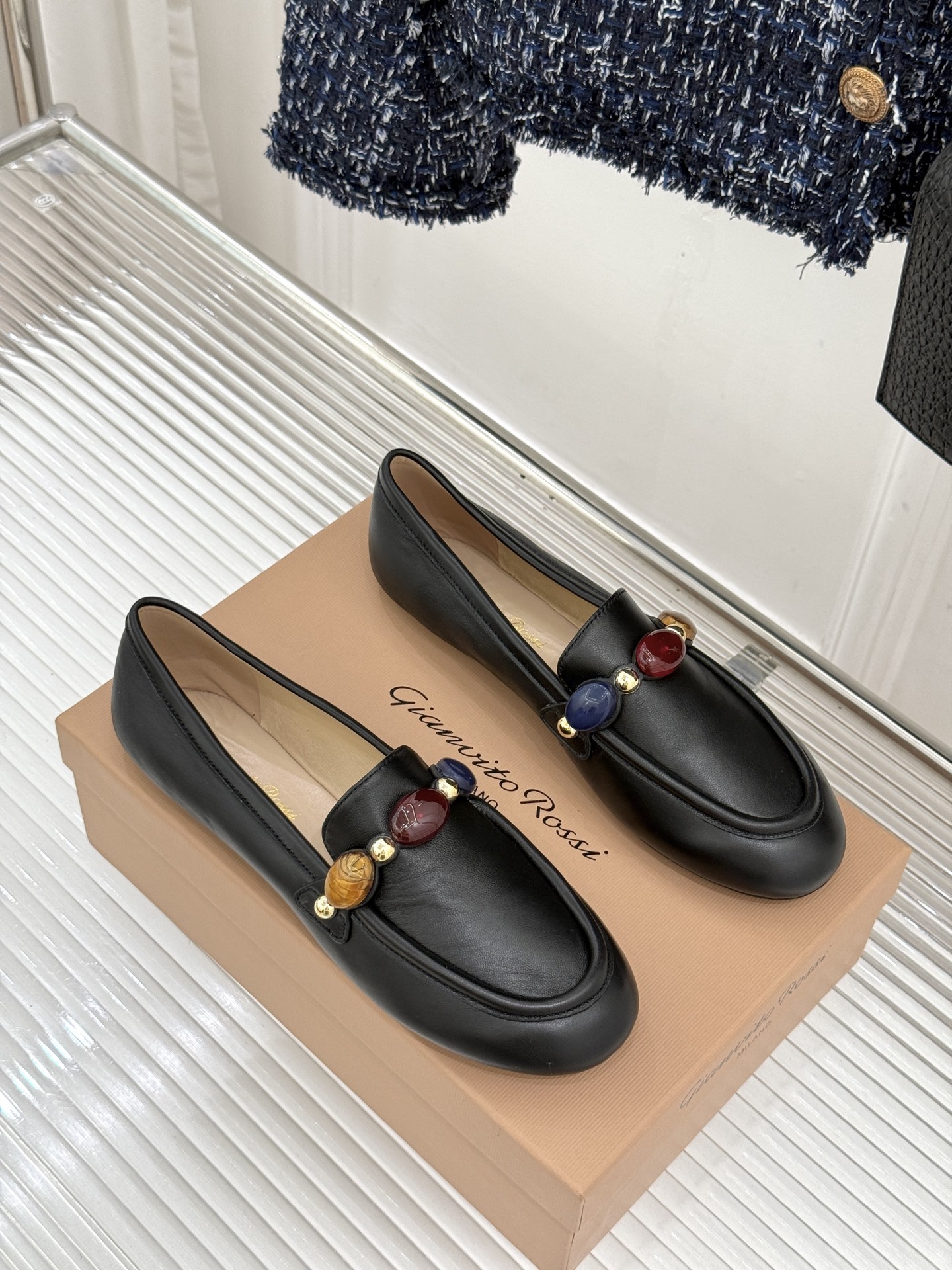 Gianvito Rossi 26WF新品 手工彩珠平底乐福鞋 手工彩珠缀出细碎柔光 麂皮鞋面自带柔雾肌理 平底软弹久走