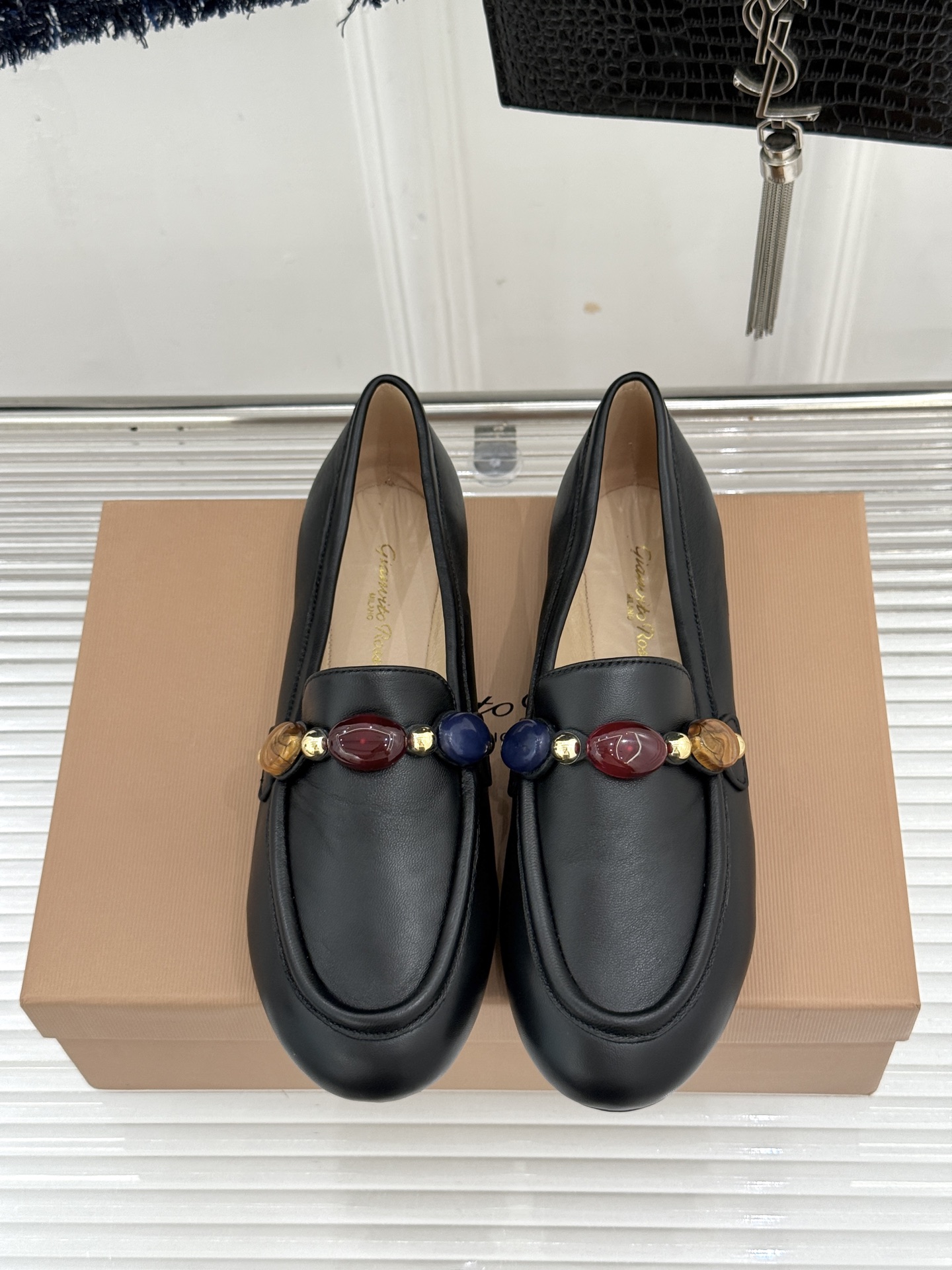 Gianvito Rossi 26WF新品 手工彩珠平底乐福鞋 手工彩珠缀出细碎柔光 麂皮鞋面自带柔雾肌理 平底软弹久走